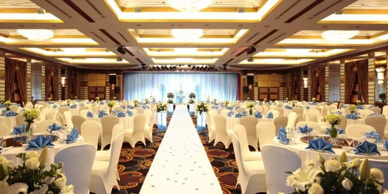 cùng khách sạn
